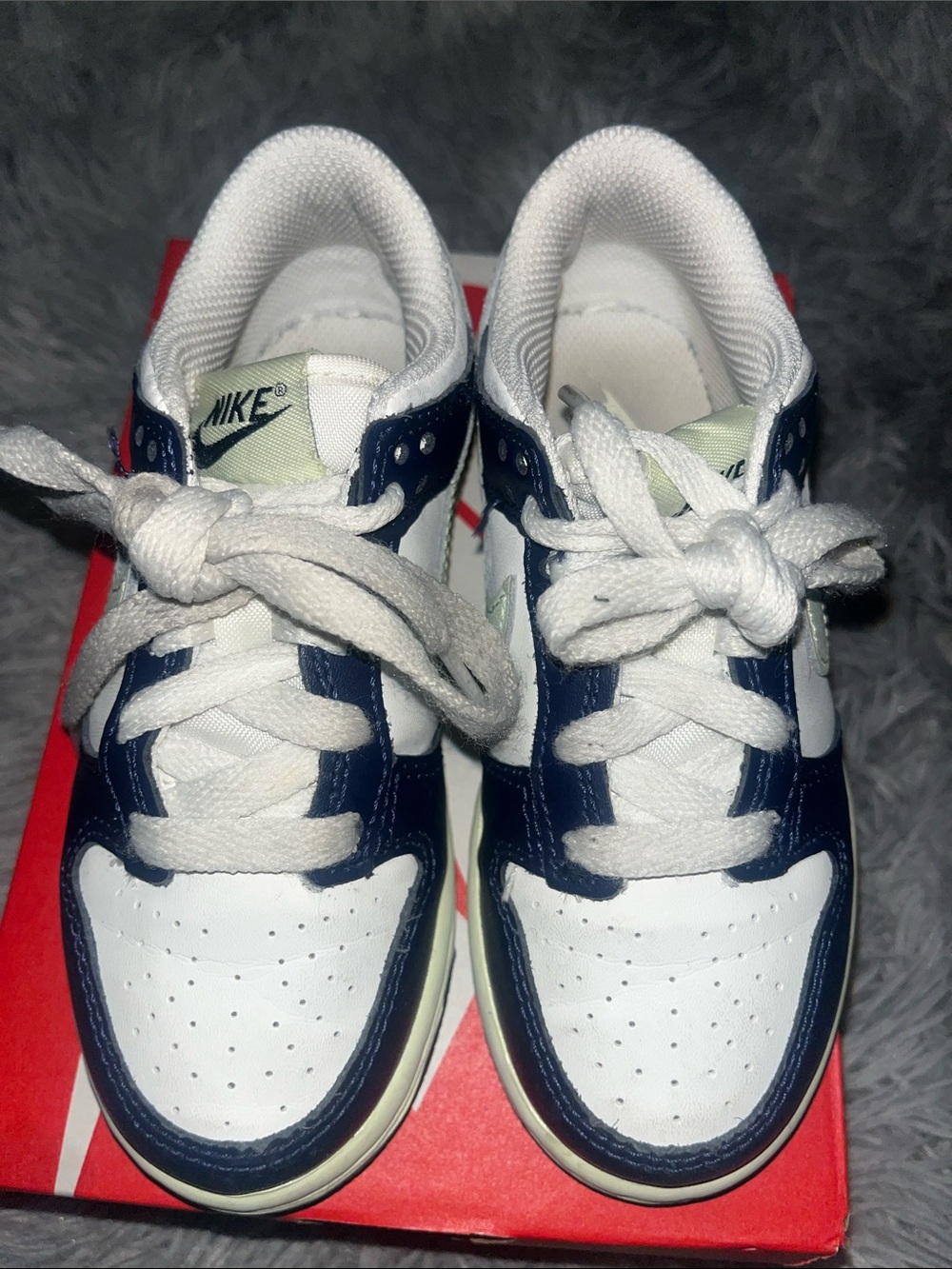 Nike Kids White and Navy Low-Top Sneakers - Picture 4 of 9